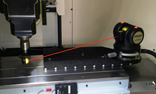 Interferometr śledzący (ang. Laser Tracer) do pomiarów błędu przestrzennego pozycjonowania osi obrabiarek CNC